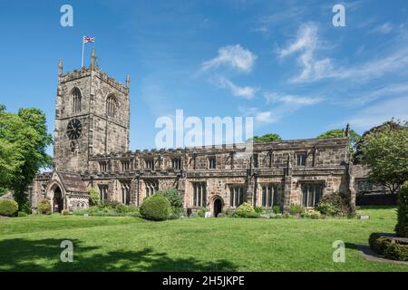 Chiesa di Skipton, vista in estate della chiesa medievale della Santa Trinità Parrocchia (14 ° secolo) nella città mercato North Yorkshire di Skipton, Inghilterra Regno Unito Foto Stock