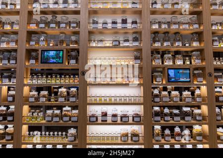 Dubai, Emirati Arabi Uniti, 27.10.21. Vecchio armadietto in legno per farmacia con vasetti, fiale e matracci contenenti erbe essiccate, concetto di medicina naturale. Foto Stock