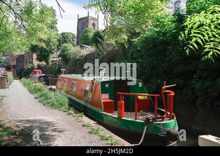 Houseboat UK, vista in estate di una houseboat ormeggiata nel canale Springs Branch nel North Yorkshire città mercato di Skipton, Inghilterra, Regno Unito Foto Stock