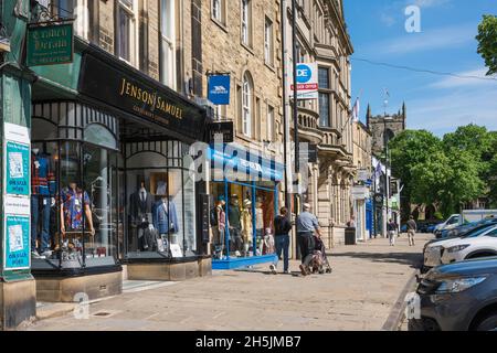 Skipton Yorkshire, vista in estate della gente che cammina accanto ai negozi tradizionali in High Street, Skipton, North Yorkshire, Inghilterra, Regno Unito Foto Stock