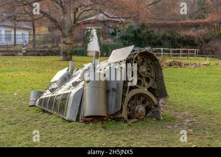 Parte del vecchio carro armato dell'esercito sul terreno a Praga, Repubblica Ceca. Foto Stock