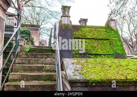 Scale del cimitero di Montmartre a Parigi . Muschio sulla lapide Foto Stock