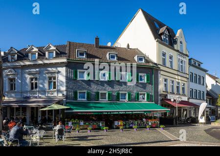 Germania, Haan, Bergisches Land, Niederbergisches Land, Niederberg, Renania, Renania Settentrionale-Vestfalia, NRW, Old Market Place, edifici residenziali e business house Foto Stock