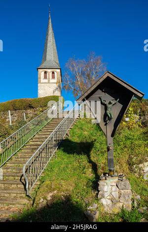 Germania, Haan, Bergisches Land, Niederbergisches Land, Niederberg, Renania settentrionale-Vestfalia, NRW, Haan-Gruiten, villaggio storico di Gruiten, Vecchia chiesa torre dell'ex chiesa cattolica Alt Saint Nikolaus sulla collina al cantiere, romanico, rampa di scale, calvario strada Foto Stock