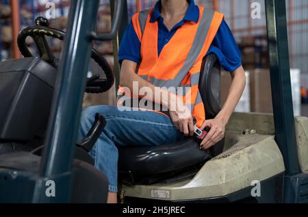 La sicurezza prima sui carrelli elevatori in fabbrica. Foto Stock