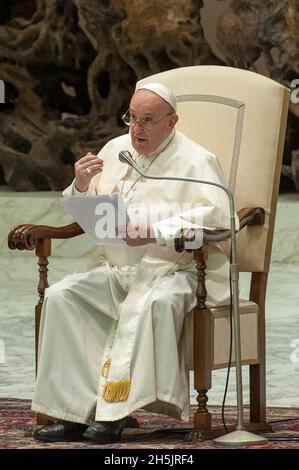 Roma, Italia. 10 novembre 2021. Italia, Roma, Vaticano, 21/11/10. Papa Francesco consegna il suo discorso mentre dirige l'udienza generale settimanale nella Sala Paolo VI.Fotografia di Massimiliano MIGLIORATO/Catholic Press Photo Credit: Independent Photo Agency/Alamy Live News Foto Stock