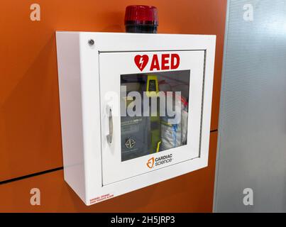 Larnaca, Cipro - Nov 12. 2019. Confezione di un defibrillatore semiautomatico esterno, cardiologia Foto Stock