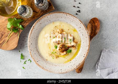 Zuppa di crema al cavolfiore o purea di zuppa. Sana ciotola vegana di zuppa calda Foto Stock