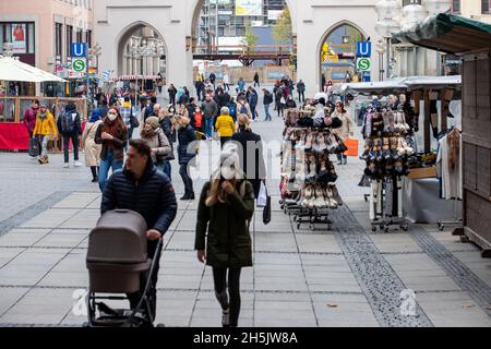 Centro di Monaco, Germania. Il 10 novembre 2021 il Robert Koch Institute RKI ha annunciato il nuovo record di 39,676 nuove infezioni da COVID in Germania. L'incidenza di sette giorni è salito a 231,1, un nuovo record anche. Nelle ultime 24 ore 236 persone sono morte degli ultimi mesi di COVID-19. (Foto di Alexander Pohl/Sipa USA) Foto Stock