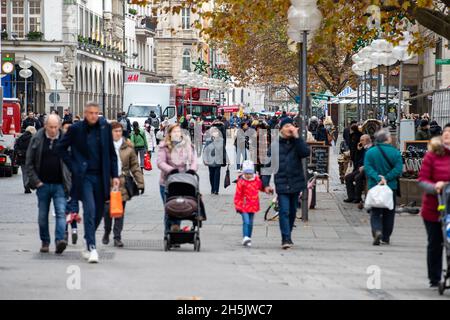 Centro di Monaco, Germania. Il 10 novembre 2021 il Robert Koch Institute RKI ha annunciato il nuovo record di 39,676 nuove infezioni da COVID in Germania. L'incidenza di sette giorni è salito a 231,1, un nuovo record anche. Nelle ultime 24 ore 236 persone sono morte degli ultimi mesi di COVID-19. (Foto di Alexander Pohl/Sipa USA) Foto Stock