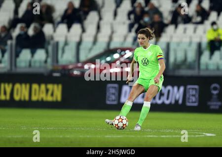 Dominique Janssen di VfL Wolfsburg controlla la palla durante la UEFA Women's Champions League Group Una partita tra Juventus FC e VfL Wolfsburg allo Stadio Allianz il 9 novembre 2021 a Torino. Foto Stock