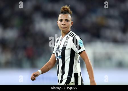 Arianna Caruso della Juventus FC si presenta durante la UEFA Women's Champions League Group A una partita tra la Juventus FC e la VfL Wolfsburg allo Stadio Allianz il 9 novembre 2021 a Torino. Foto Stock