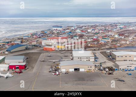 Vista aerea di Kotzebue dall'alto dell'aeroporto all'inizio della primavera, Alaska nord-occidentale, Stati Uniti; Kotzebue, Alaska, Stati Uniti d'America Foto Stock