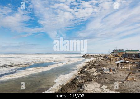 Sciogliendo neve e ghiaccio, la riva di Kotzebue Sound in primavera, Baird Mountains sullo sfondo, Alaska nordoccidentale, USA Foto Stock