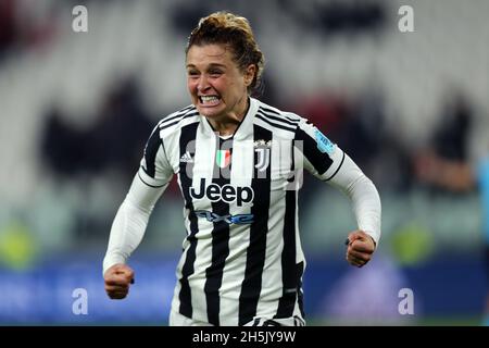 Cristiana Girelli della Juventus FC festeggia, dopo aver segnato il secondo gol della sua squadra durante la UEFA Women's Champions League Group, Una partita tra la Juventus FC e la VfL Wolfsburg allo stadio Allianz il 9 novembre 2021 a Torino. Foto Stock