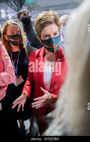 Glasgow, Regno Unito. 10 novembre 2021. Nicola Sturgeon, primo Ministro della Scozia, parla ai rappresentanti dei media alla Conferenza delle Nazioni Unite sui cambiamenti climatici COP26 a Glasgow. Per due settimane a Glasgow, circa 200 paesi si stanno confrontando con il modo in cui si può ancora raggiungere l’obiettivo di limitare il riscaldamento globale a 1.5 gradi rispetto ai tempi pre-industriali, se possibile. Credit: Christoph Soeder/dpa/Alamy Live News Foto Stock