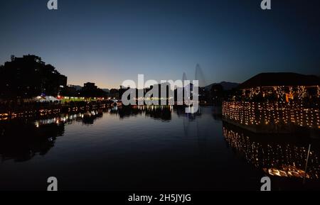 Kathmandu, Bagmati, Nepal. 10 novembre 2021. Lo stagno di Kamal Pokhari è illuminato con le luci mentre la gente offre le preghiere durante il festival di Chhath a Kathmandu, Nepal, il 10 novembre 2021. La festa di Chhath è dedicata al sole, che è considerato un segno di stabilità e prosperità, e una dea vedica ''Chhathi Maiya. (Credit Image: © Sunil Sharma/ZUMA Press Wire) Foto Stock