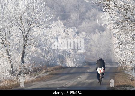 gelo; gelo; congelato; inverno; strada; bicicletta; ciclista; Foto Stock