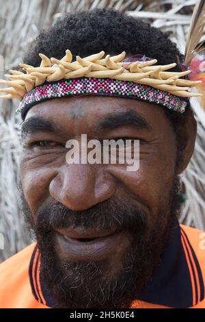 Primo piano di un uomo con fascia di denti di squalo sull'isola di Tuam dei Siassi, Papua Nuova Guinea; Tuam, Isole Siassi, Papua Nuova Guinea Foto Stock