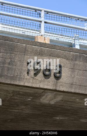 '1968', anno in numeri di metallo su ponte di cemento Foto Stock