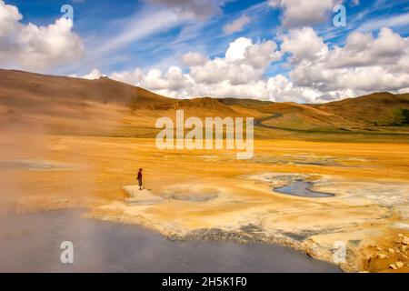 Turistico osservazione pozzi di fango bollente, una fonte di enegry alternativo. Foto Stock