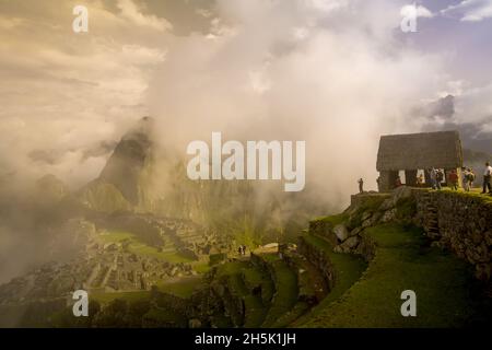 I turisti alla Guardia House si affacciano, Machu Picchu, Perù Foto Stock