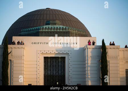 I turisti ammirano la vista dall'Osservatorio Griffith al tramonto. Foto Stock