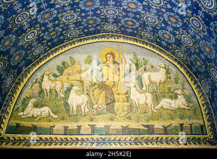 Ravenna, provincia di Ravenna, Italia. Interno del mausoleo del V secolo, Mausoleo di Galla Placidia. Mosaico del buon Pastore. Foto Stock