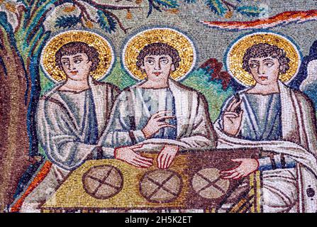 Ravenna, provincia di Ravenna, Italia. Mosaico nella basilica di San vitale di tre angeli che hanno visitato Abramo con un messaggio di Dio. 6 ° secolo. Presto Foto Stock