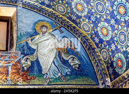 Ravenna, Provincia di Ravenna, Italia. Mausoleo del 5th° secolo, Mausoleo di Galla Placidia. Mosaico pensato per essere di San Lorenzo che è stato martirizzato su un... Foto Stock