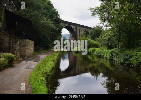 OLDHAM, REGNO UNITO - 02 agosto 2016: Il vecchio viadotto ferroviario che attraversa il canale Huddersfield a Uppermill, vicino Oldham Inghilterra. Lo structu Foto Stock