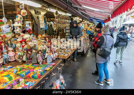 Praga, Repubblica Ceca - 18 gennaio 2020: Vista di diversi souvenir sul mercato a Praga, Repubblica Ceca. Foto Stock