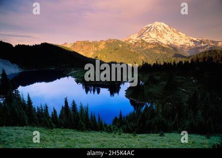 Mount Rainier e Eunice Lago Il Parco Nazionale del Monte Rainier WASHINGTON, STATI UNITI D'AMERICA Foto Stock