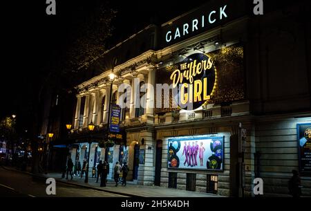 Il Garrick Theatre di Charing Cross Road a Londra è illuminato di notte nel West End di Londra Foto Stock