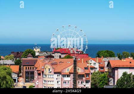 Zelenogradsk, Russia Giugno 2021 Un magnifico paesaggio urbano che può essere visto dal ponte di osservazione della torre d'acqua nel centro della città. Foto Stock