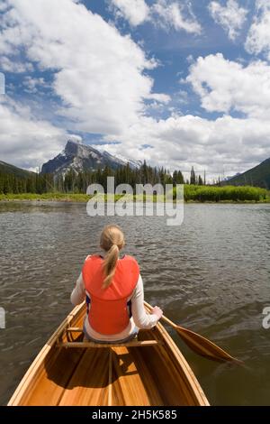 Ragazza canoa in Vermiglio laghi, il Parco Nazionale di Banff, Alberta, Canada Foto Stock