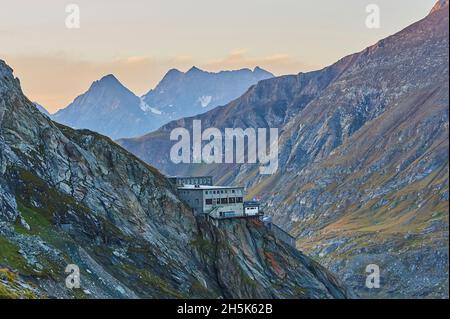 Vista sulla montagna da Gamsgrubenweg con il Centro informazioni sul fianco della montagna, Franz-Joseph-Höhe la mattina presto Foto Stock