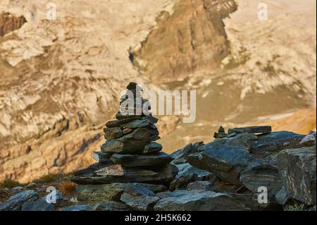 Cairns in piedi con il Monte Großglockner (Monte Grossglockner) sullo sfondo accanto a Gamsgrubenweg, Franz-Joseph-Höhe la mattina presto Foto Stock