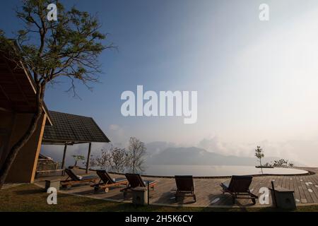 Prakriti Shakti Naturopatia Retreat con piscina a sfioro all'alba; Kochi, Kerala, India Foto Stock