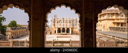 Vista attraverso archi con passaggio pedonale colonnato e cortile interno nel Forte Ahhichatragarh (Forte Nagaur); Nagaur, Rajasthan, India Foto Stock