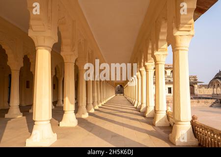 Passaggio pedonale colonnato del cortile interno all'interno del Forte Ahhichatragarh (Forte di Nagaur); Nagaur, Rajasthan, India Foto Stock
