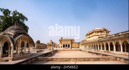 Passerella colonnata e cortile interno nel Forte Ahhichatragarh (Forte di Nagaur); Nagaur, Rajasthan, India Foto Stock