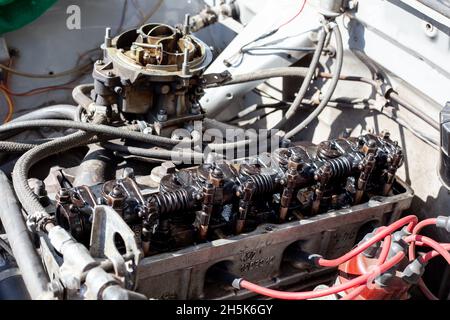 Smontaggio del motore del carburatore. Testata con albero a bilanciere montato sul motore. Impostazione valvola riparazione DIY Foto Stock