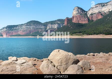 Sau Reservoir e la catena montuosa Las Guillerias con il campanile sommerso del villaggio di San Roman de Sau, Barcellona Foto Stock