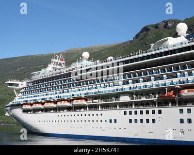 FLAM, NORVEGIA il 2019 LUGLIO: Side of Liner Sapphire Princess Cruises in Sogn og Fjordane regione con cielo blu chiaro in caldo giorno d'estate. Foto Stock