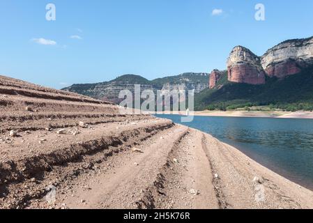 Sau Reservoir e la catena montuosa Las Guillerias con il campanile sommerso del villaggio di San Roman de Sau, Barcellona Foto Stock