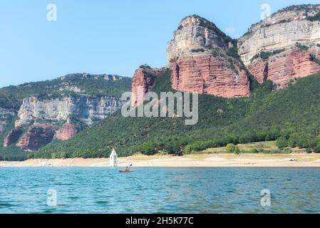 Sau Reservoir e la catena montuosa Las Guillerias con il campanile sommerso del villaggio di San Roman de Sau, Barcellona Foto Stock