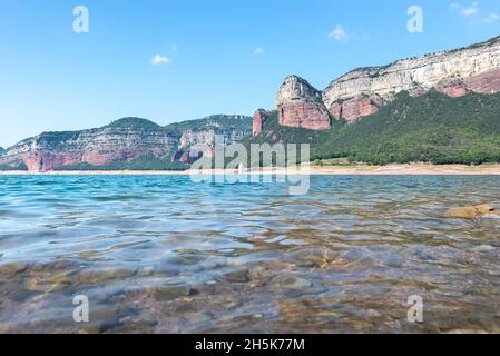 Sau Reservoir e la catena montuosa Las Guillerias con il campanile sommerso del villaggio di San Roman de Sau, Barcellona Foto Stock