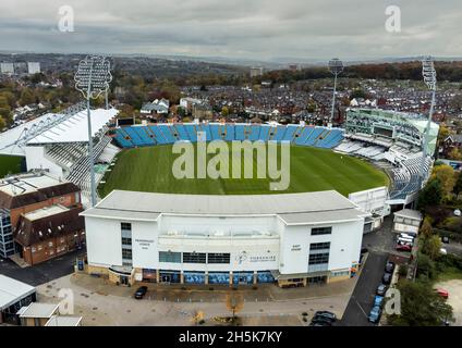 Una vista generale del terreno dall'alto dopo che la segnaletica di sponsorizzazione è stata rimossa da Headingley, casa dello Yorkshire County Cricket Club. Yorkshire CCC hanno perso diversi sponsor per la loro gestione delle affermazioni razziste di Azeem Rafiq. Data foto: Mercoledì 10 novembre 2021. Foto Stock