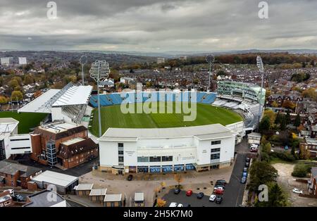 Una vista generale del terreno dall'alto dopo che la segnaletica di sponsorizzazione è stata rimossa da Headingley, casa dello Yorkshire County Cricket Club. Yorkshire CCC hanno perso diversi sponsor per la loro gestione delle affermazioni razziste di Azeem Rafiq. Data foto: Mercoledì 10 novembre 2021. Foto Stock